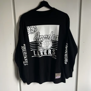 Long sleeve - Long sleeve svart från junkyard märke mitchell&ness. Aldrig använd 10/10 i skick. Original pris 600kr
