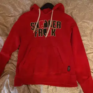 En röd Sneaker Freak hoodie i helt nytt skick! Riktigt snygg aldrig använt, däremot finns den inte att köpa i butik och kvitto saknas. Bra pris. Skick 10/10