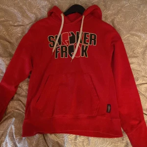 Sneaker freak Hoodie Röd. - En röd Sneaker Freak hoodie i helt nytt skick! Riktigt snygg aldrig använt, däremot finns den inte att köpa i butik och kvitto saknas. Bra pris. Skick 10/10