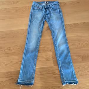 Sååå snygga jeans från Tommy hilfiger. Strl 25/32 i jättebra skick.  Passar tyvärr inte längre mig  i storlek. 