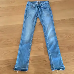 Sååå snygga jeans från Tommy hilfiger. Strl 25/32 i jättebra skick.  Passar tyvärr inte längre mig  i storlek. 