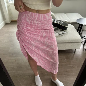 Kjol - Ascool kjol i mellanlängd med slit och dragkedja. Kan säkert vara en maxi kjol för vissa, jag är 173. 