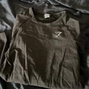 Gymshark tröja  - Supersnygg tröja från gymshark, sparsamt använd.  Storlek S/XS  Lapp avklippt