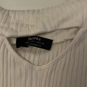 Tröja - Vit räfflad tröja med öppning ovanför bröstet. Använd men i bra skick