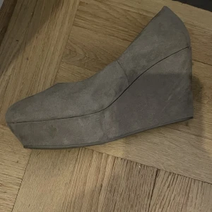 Beige kilklack  - Aldrig använda, mycket bra skick. Beiga kilklack från HM i sammet