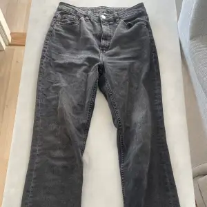 Svarta/gråa jeans med slits längst ner. Jättebra skick 