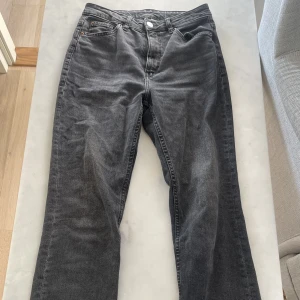 Svarta/Gråa jeans  - Svarta/gråa jeans med slits längst ner. Jättebra skick 