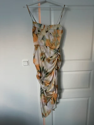 Sommarklänning  - Mönstrad satinklänning som är jättefin till sommaren. Kommer inte till användning 