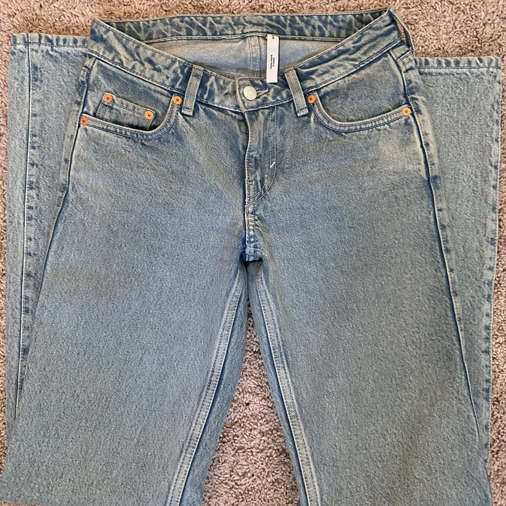 Säljer mina blåa lågmidjade jeans från weekday. De är i nyskick o använda endast fåtal gånger.. Jeans & Byxor.