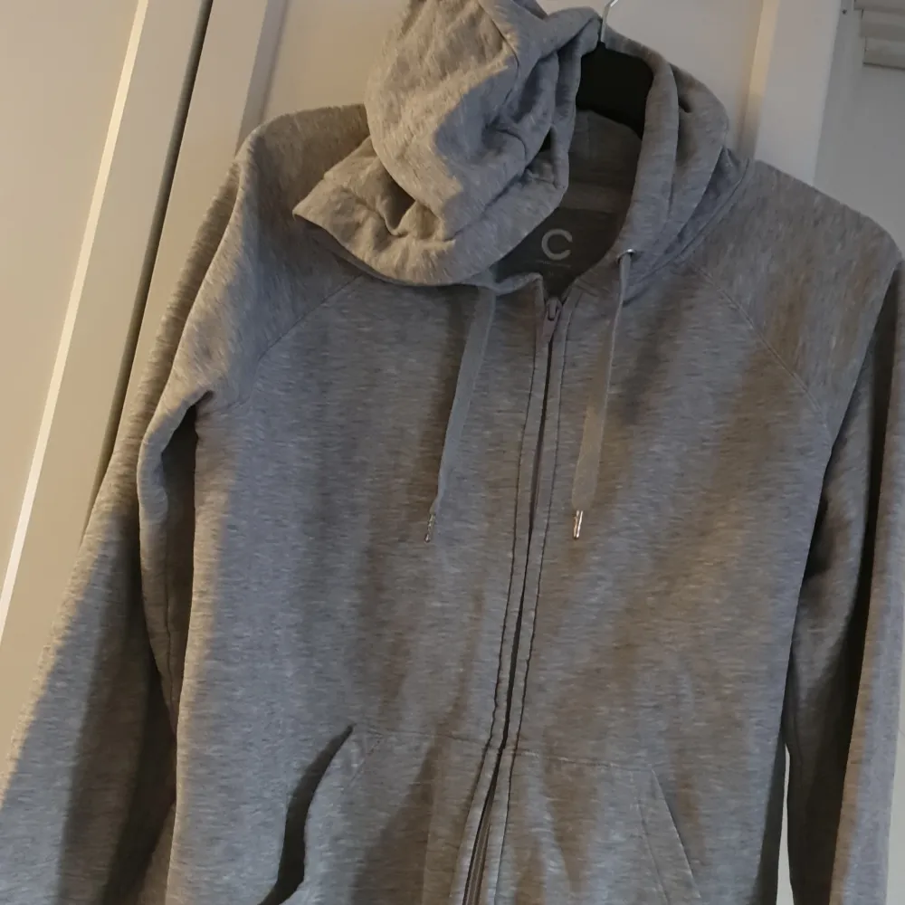 Mjuk träningsjacka. Grå.  Från Cubus. Storlek M. . Hoodies.