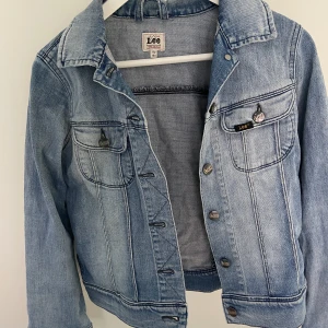 LEE jeans jacka  - Sälje en LEE jeansjacka i mycket bra skick. Varken röker eller har husdjur i hemmet. Köparen står för frakt 🤍
