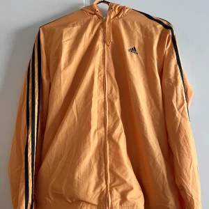 Vintage adidas windbreaker  - Står storlek L, men passar allt ifrån 175 och uppåt beroende på hur man vill att den ska sitta. Säljer den billigt då jag vill ha bort den. Sällan använd