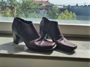 Ankelboots i äkta skinn - Mörkbruna ankelboots i äkta skinn. Italienska. Fyrkantig tå. I använt men mycket fint skick!