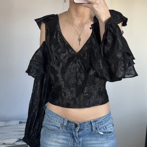 Festtopp - Säljer denna fest topp/ blus från hm💕🤩