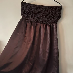 Fest kläning - Super cool fest klänning💓är lila i satin och passar många storlekar! säljer då den ej kommit till användning, skriv om du har fler frågor💜💜💜