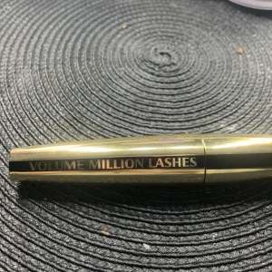 Smink - En mascara ifrån lorel Paris, helt oanvänd, man får lagom mycket mascara på applicatorn vilket som jag älskar, älskar mascaran men har för många så ni får en! Köp gärna🩷ord pris mellan 50-170