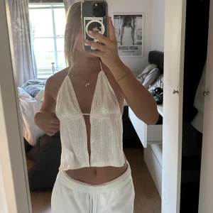 Vit fest topp  - Så snygg vit topp med paljetter på! Aldrig använd 