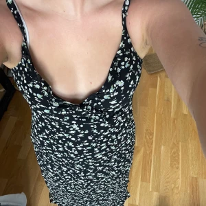 Lågklänning &otherstories - Jättefin långklänning från otherstories Använd 1gång förra sommaren