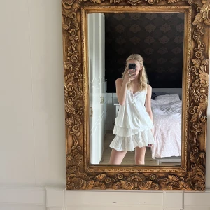 vit kjol med volanger - vit kort kjol med volanger, storks m men sitter som s🥰😍