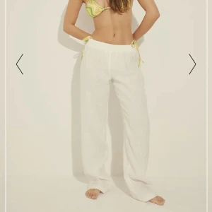 Linnebyxor  - Vita linnebyxor från NAKD. Använda 1 gång. Low waist. Modellen på bilden är 172, är ok lång på mig som är 165.❤️köpre står för frakt, pris kan diskuteras 