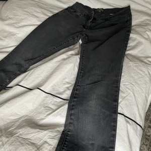Jeans - Mörkgrå raka jeans i storlek W28 L33 Perfekt skick med super snygga detaljer på bakfickorna! Kom gärna med prisförslag💗