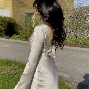 Klänning  - INTRESSEKOLL på mi Skitsnygg klänning från gina tricot! Har använts vid 1 tillfälle!Dock är tyget så känsligt att jag lyckades dra ut några trådar därav priset!)! De flesta klänningarna var redan så i butiken.Märkena är  på ryggen inget som syns Ord p 599