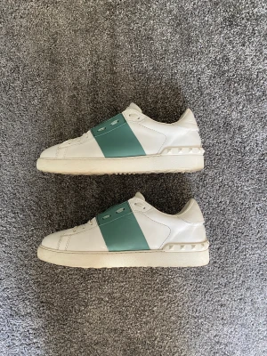 Valentino open - Tjo säljer nu dessa valentino open storlek 40 men sitter större ungefär som 41 skulle jag säga! Mycket bra skick och sparsamt använda! Snygg o ovanlig grön stripe