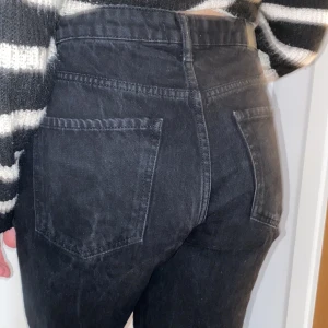 jeans - knappt använda  nypris 599