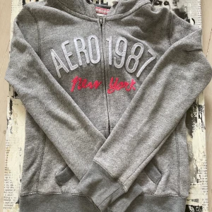 Fin zip up hoodie  - Tyget är tunare än en vanlig hoodie. Säljer försatt jag inte använder den. Kan diskutera priset.