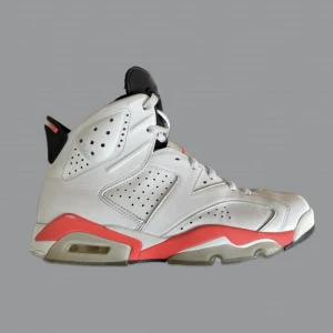 Air Jordan 6 - Air Jordan 6 Infrared 2014 💫 Skorna är i använt skick och har ett par flaws, skriv privat för fler bilder 🤝
