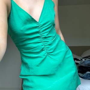 Säljer min fina korta gröna klänning från zara! Var en långklänning men har klippt den kort! Storlek M 