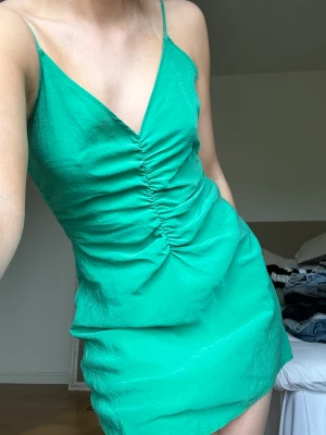 Grön sommarklänning  - Säljer min fina korta gröna klänning från zara! Var en långklänning men har klippt den kort! Storlek M 