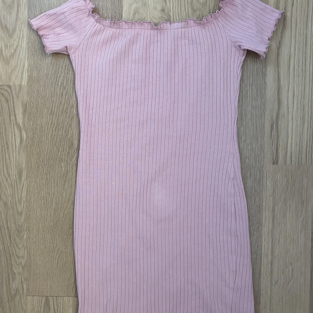 Super fin rosa klänning! Säljer den pågrund av för lite användning, använd ca 1-2 gånger, så den är i väldigt bra skick! Går att ha armarna vid axlarna eller över axlarna. Väldigt stretchig så passar många.💞 Perfekt för sommaren!💞. Klänningar.