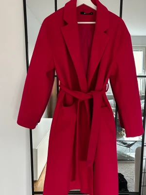 Kappa  - Kappa från Gina tricot  Storlek: 36  Färg: Rosa (bilden är missvisande i färg ser mer röd ut på bilden)   Perfekt nu till våren! 