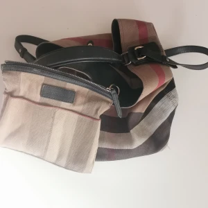 Burberry asbhy hobo canvas bag - Välanvänd väska i fint skick.  2 st mindre repor vid nederdel (ej hål) Fler bilder kan skickas vid begäran.  (WxHxL)[cm] 36 x 34 x 20