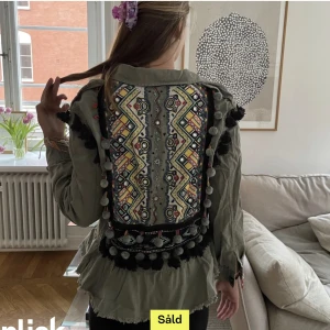 Grön vår jacka - Säljer min fina vår jacka från zara som inte har kommit till användning därav bra skick. Lånade bilder