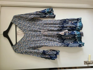 Fin sommarklänning  - Fin sommarklänning. Köpt på kreta. Passar jättebra till skinnjacka/jeansjacka och boots 