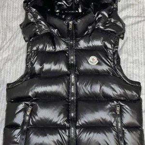 Moncler väst maya - Hej säljer min väst ett par gånger använd, men som ny i skick. Säljer pga jag ska köpa mig något annat.