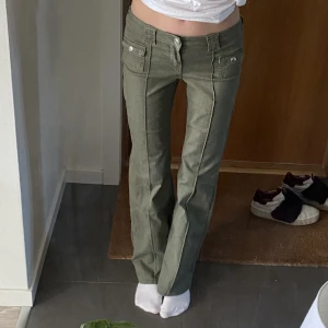 Gröna jeans - Såå snygga och helt oanvända jeans från h&m, storlek 38 men har sytt in dom i midjan till en 36a🥰💕 