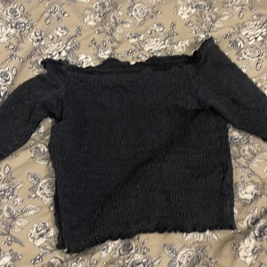 Topp marinblå - En barntopp i storlek 146/152 axelbands lös