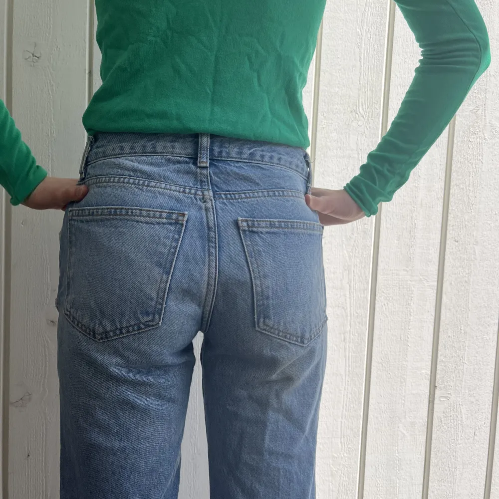 Lågmidjade raka jeans från Gina Tricot. Andvända men som i nyskick. Säljs pga att dom är för korta. Det är pettiet, så skull säga att de passar 160 och neråt!❤️. Jeans & Byxor.