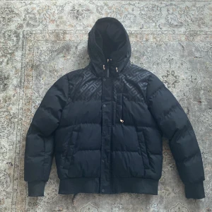 Glourious gangsta vinterjacka - Hej säljer denna fina jackan från Glourious gangsta  Storlek L Inne i jackan är det velour vid övere delen av kroppen och luvan Jackan är fortfarande i bra skick och passar bra till de kalla hösten och vintern  Finns i Malmö  Vid frågor eller intresse skr