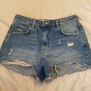 Jeansshorts - Jättefina jeansshorts från zara perfekta till sommaren✨ säljer för att jag tycker de är lite korta på mig😊