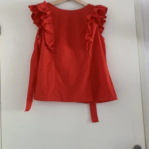 Röd blus - En jättefin röd blus vet inte vart den är ifrån då den var köpt på en liten loppis, säljer den då den inte kom till användning så många gånger❤️