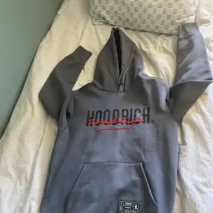 Säljer min Hoodrich tröja då jag helt enkelt har tröttnat på den. Den är som ny, använd 3-4 gånger och har bara legat i garderoben. Köpt från Hoodrich egna hemsida. Pruta är möjligt. Fraktar också. Fråga för mer info.