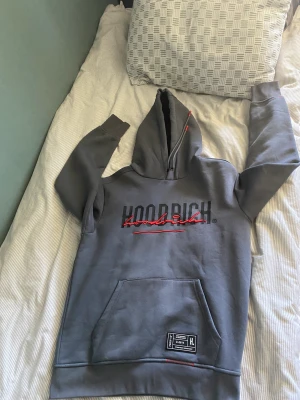 HOODRICH hoodie storlek s  - Säljer min Hoodrich tröja då jag helt enkelt har tröttnat på den. Den är som ny, använd 3-4 gånger och har bara legat i garderoben. Köpt från Hoodrich egna hemsida. Pruta är möjligt. Fraktar också. Fråga för mer info.
