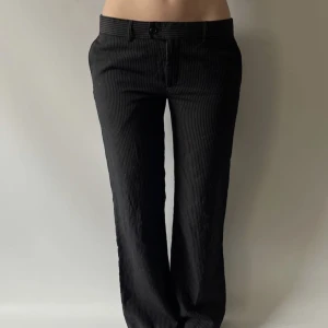 Kostymbyxor  - Randiga kostymbyxor med låg midja och bootcut. 