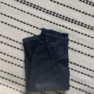 Kostymbyxor från Kappahl - Somriga kostymbyxor från Kappahl i en mörkblå färg, tyvärr lite korta för mig. Nästintill oanvända💙