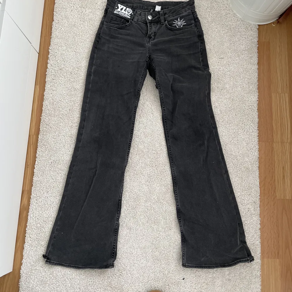 Lågmidjade jeans ursprungligen från HM med fastsytt tryck på.   Säljs då de ej används längre. Passar mig bra i midja som är XS och i längd 163cm  350kr (står ej för frakt) . Jeans & Byxor.
