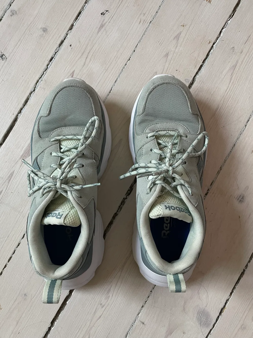 Sneakers från Reebok i strl 37,5. Knappt använda🌼. Skor.